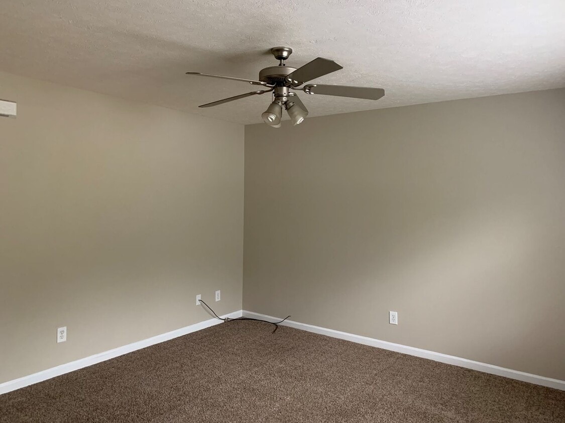 Building Photo - 131 Primrose Ln