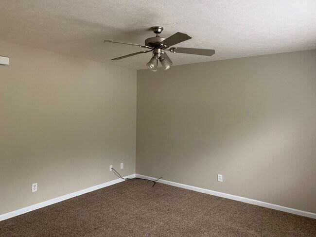 Building Photo - 131 Primrose Ln