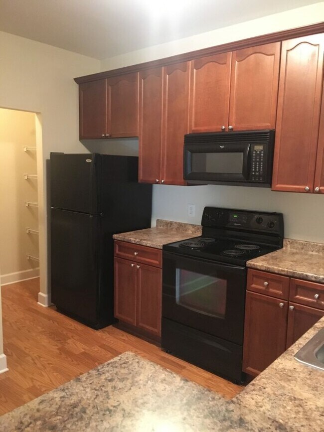 Foto del edificio - First Floor Lenox Village Condo