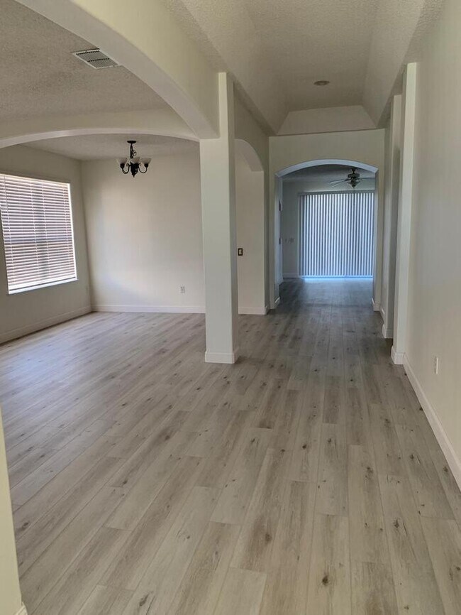 Building Photo - **Recently Upgraded** Beautiful 4/3 Pool H...