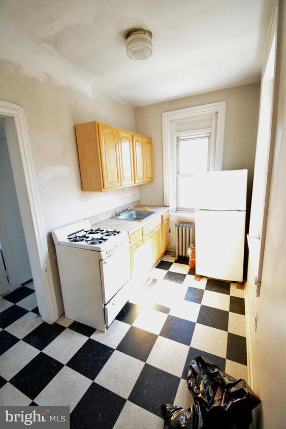 Primary Photo - 124 E Pomona St