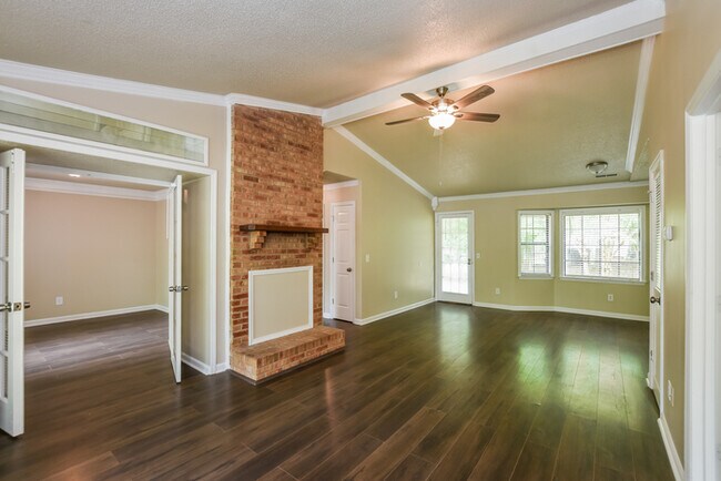 Foto del edificio - 14155 Creek Hill