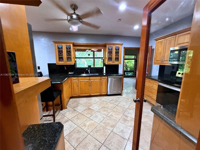 Foto del edificio - 1915 Country Club Prado