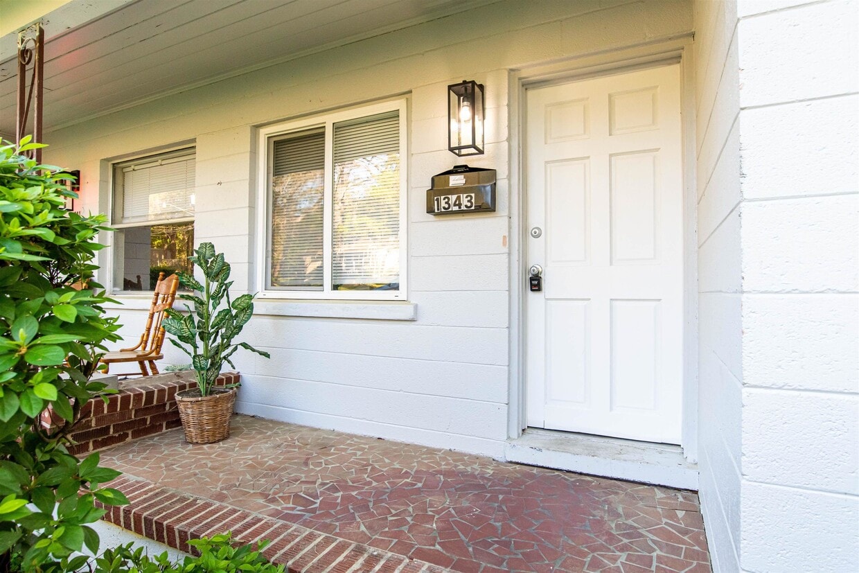 Foto principal - 1343 Charlotte St