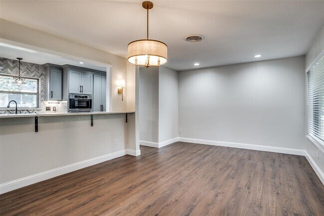 Building Photo - 628 Bizerte Ave