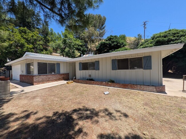Building Photo - Newly Renovated! Spacious 4-Bed, 2-Bath Ho...