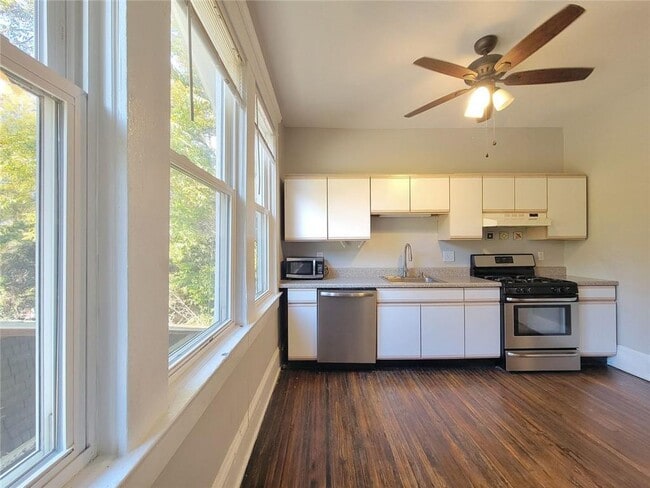 Building Photo - 976 Delaware Ave SE