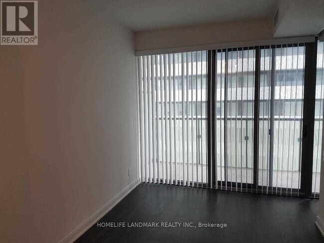 Photo du bâtiment - 50A-1750 Charles St E