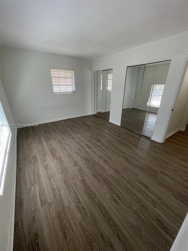 Foto del edificio - 10905 N Kendall Dr