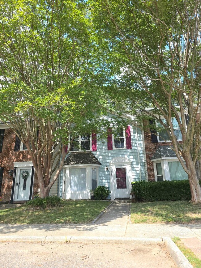 Foto del edificio - Move in Ready 3 Bedroom Townhouse in Yorktown!