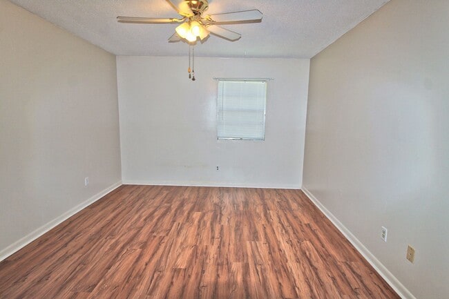 Building Photo - Charming 3 Bedroom Home Available In Crawf...
