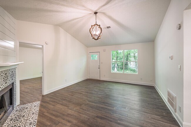 Foto del edificio - Updated Ranch on 1.6 Acres in Senoia. East Coweta Schools!