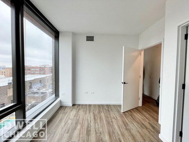 Foto del edificio - 1111 W Lake St