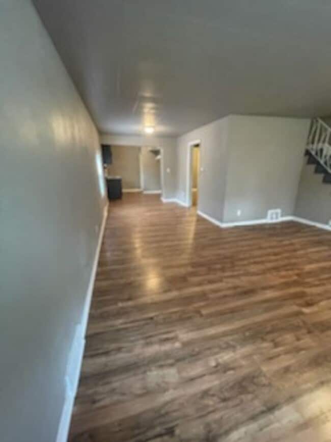 Building Photo - Large 2 Story Home