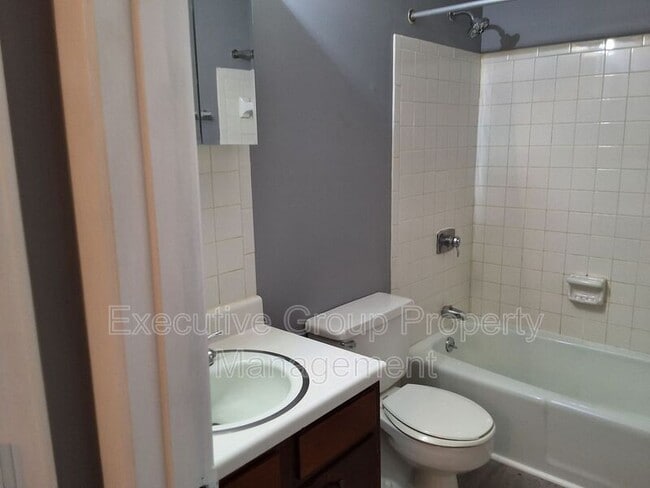 Building Photo - 253 University Dr