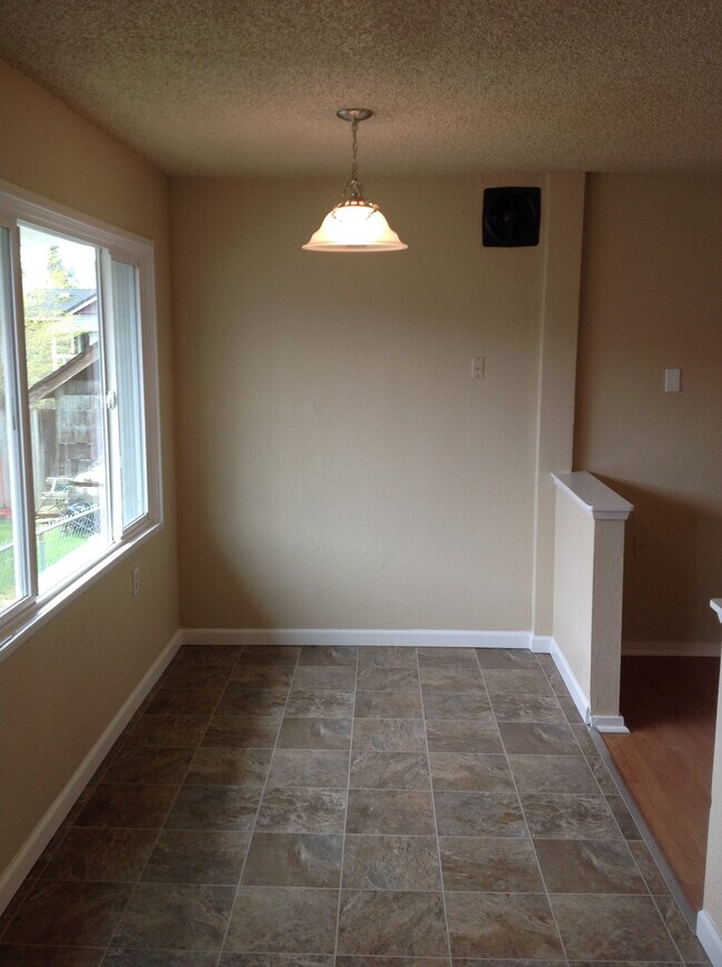 Dining Area - 906 Hewitt Ave