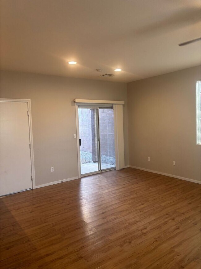 Building Photo - GREAT TOWNHOME LOCATED IN GATED COMMUNITY!!