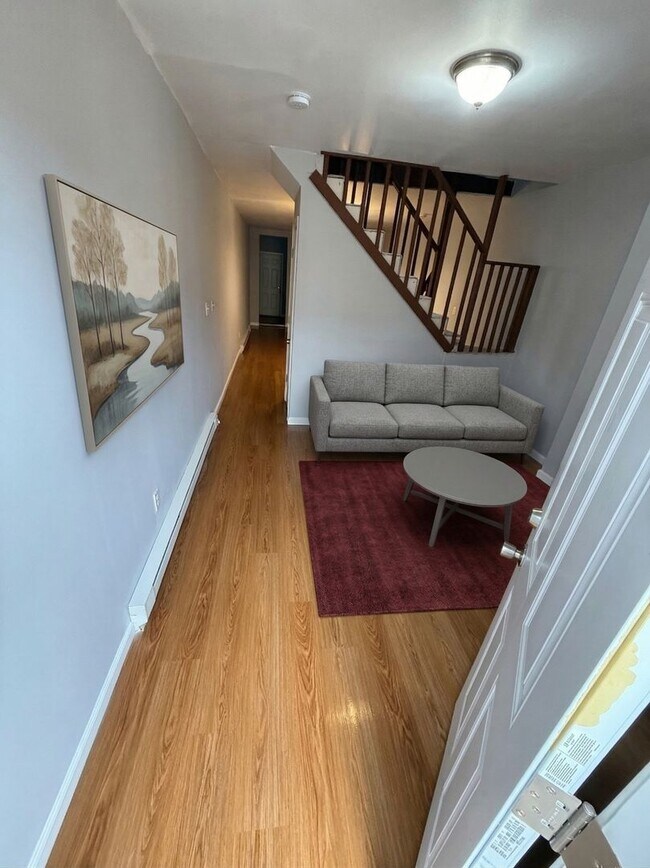 Foto del edificio - Three Bedroom One Bathroom Ready For ASAP Move In