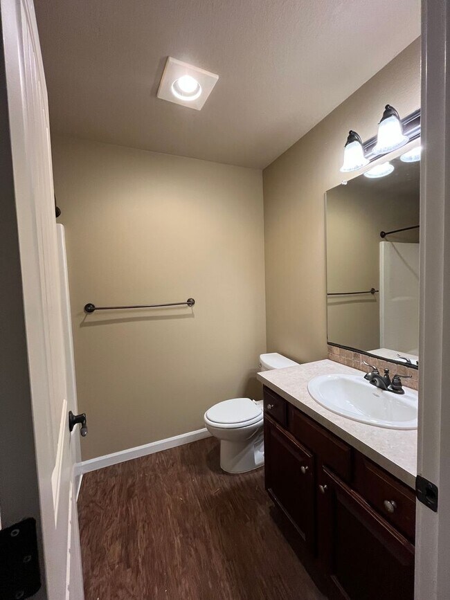 Foto del edificio - Move in Special $600 Off First Months-  Brand New Carpet & Freshly Painted