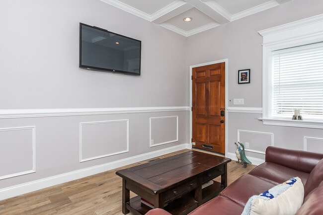 Building Photo - 736 Light St