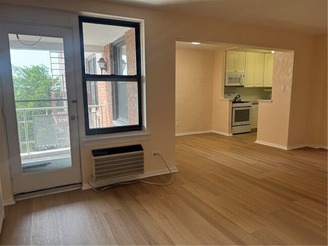 Building Photo - 3235 Emmons Ave