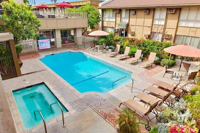Building Photo - 5830 Reseda Blvd