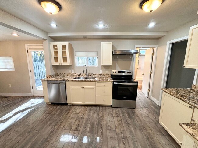 Foto del edificio - Fully renovated Dutch Colonial w/ privacy ...
