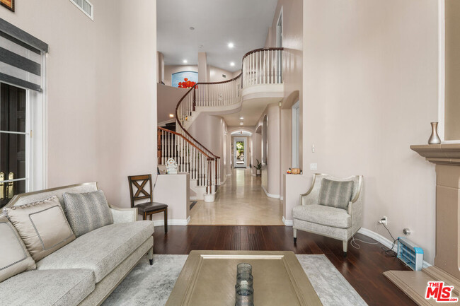 Building Photo - 996 N Antonio Cir
