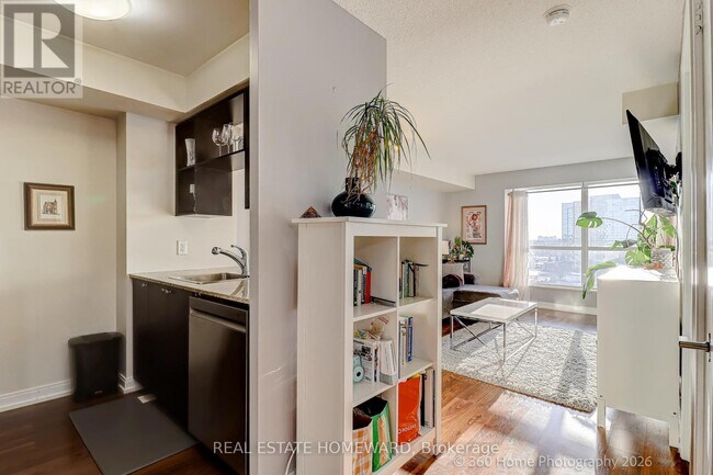 Building Photo - 181 Village Green Square