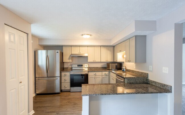 Building Photo - Lovely 3 BR/1 Full BA & 2 Half BA Townhome...