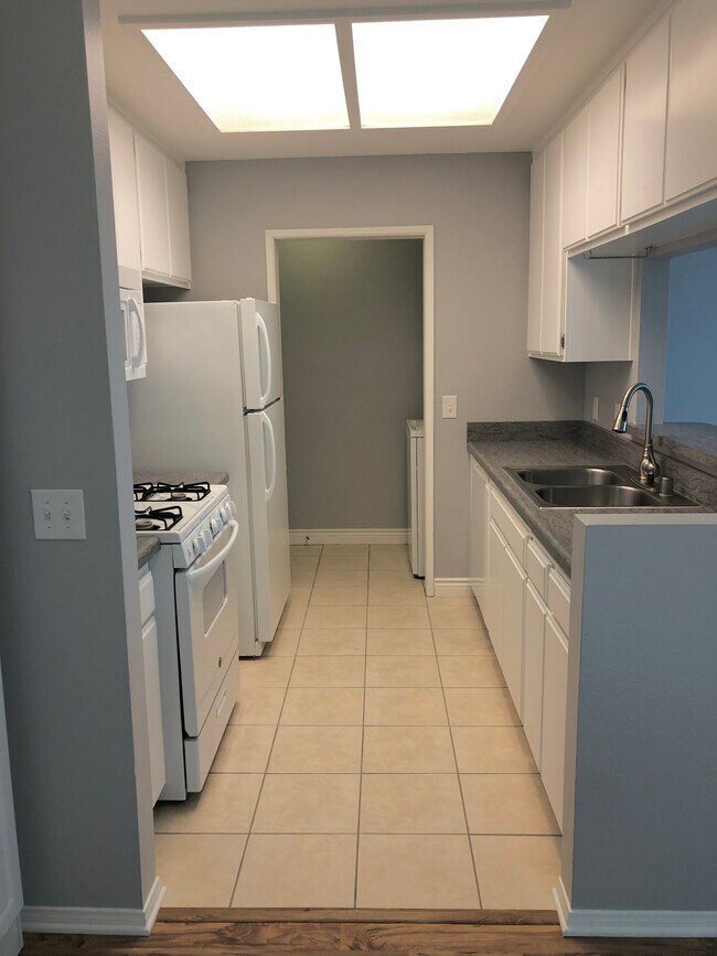 Kitchen - 188 Hurst Ave