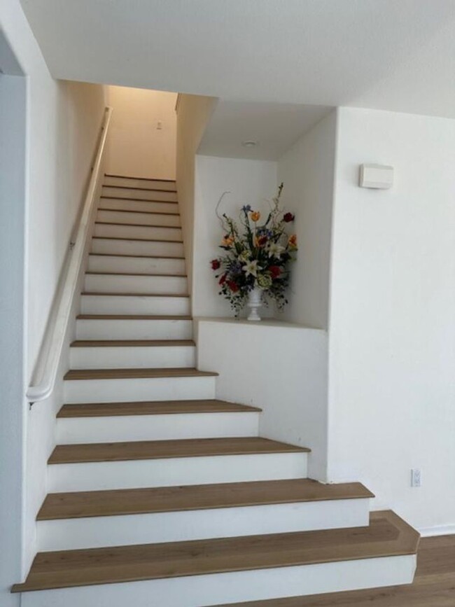 Foto del edificio - Lomita 2 story Beautiful 4 bdrm home for l...