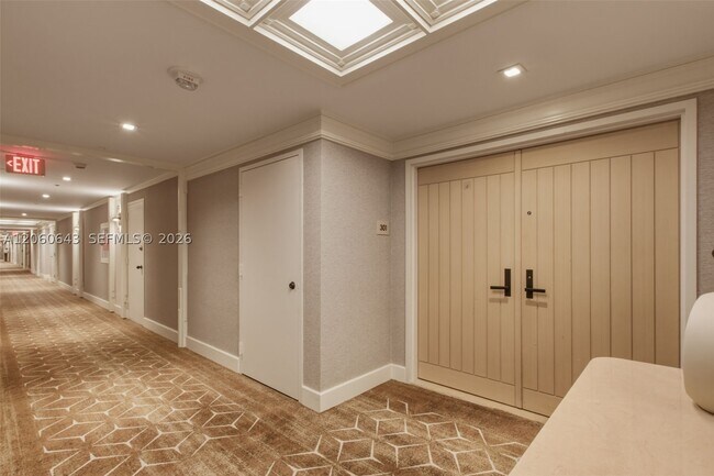 Foto del edificio - 2 Grove Isle Dr