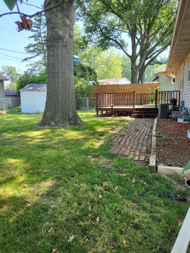Building Photo - 1324 Hillside Dr