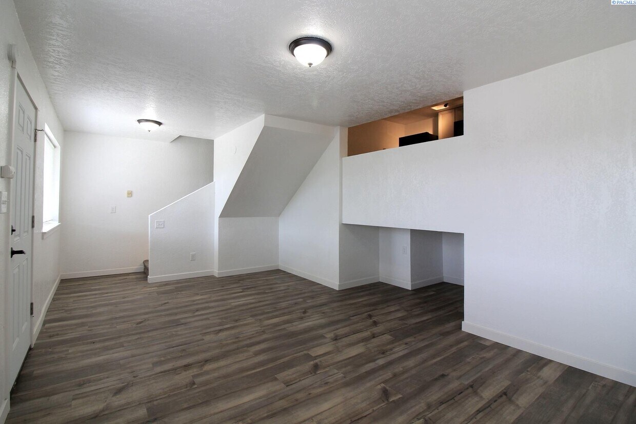 Foto principal - 2 Bed/1 Bath + an Office Unit Kennewick Tr...