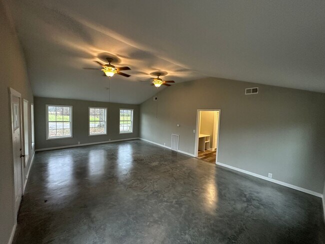 Building Photo - FOR LEASE - 3 bed, 2 bath, 1494 sqft single family home!