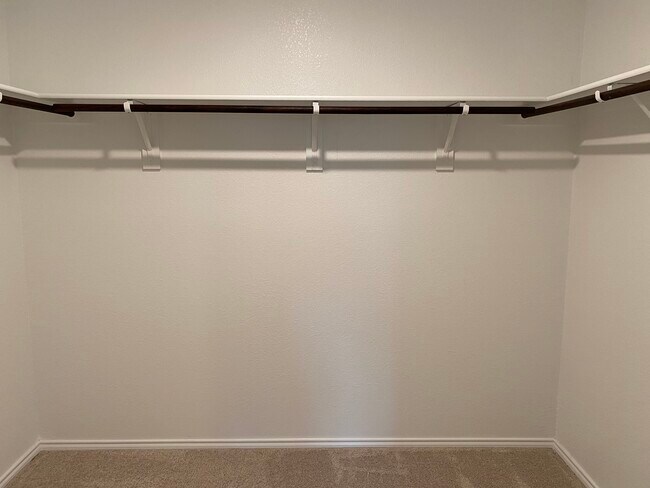Walk-in closet - 326 Moray Dr