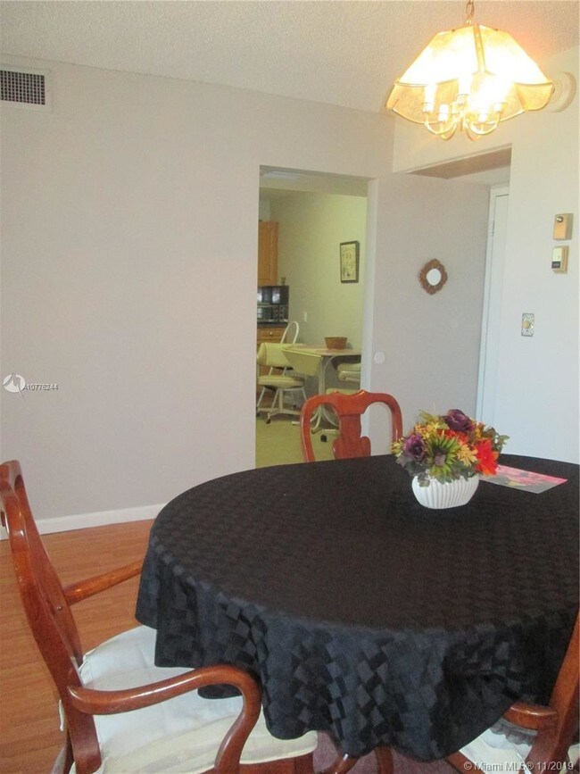 Foto del edificio - 100 Bayview Dr