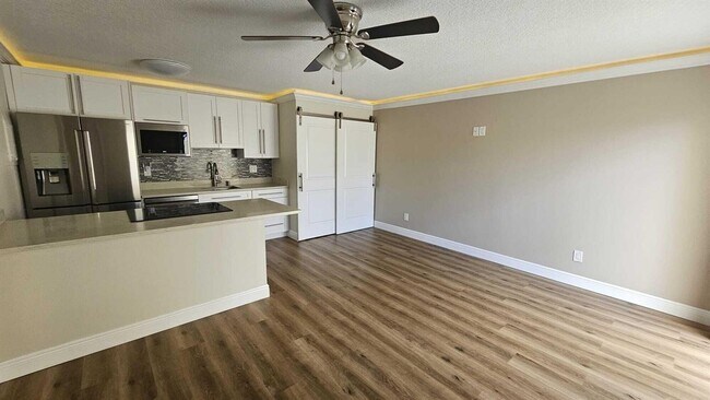 Building Photo - 647 Executive Center Dr
