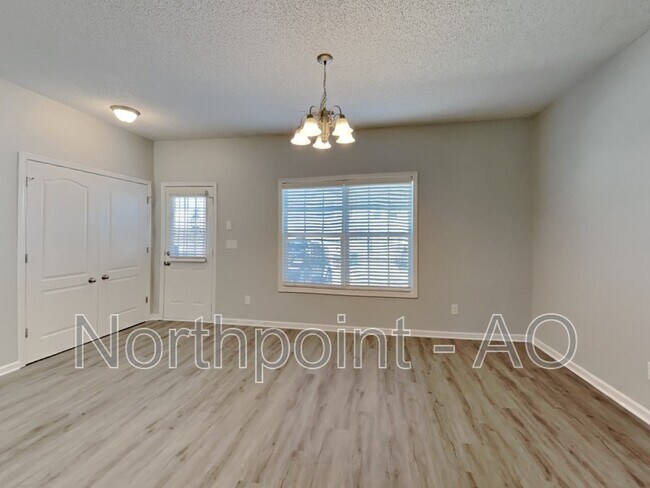 Foto del edificio - 8640 Thomas Ln