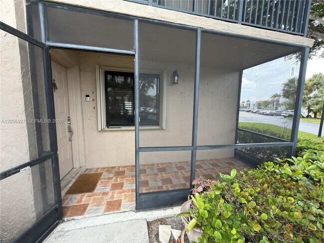 Building Photo - 320 Racquet Club Rd