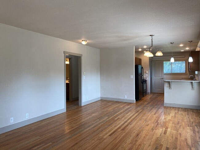 Building Photo - STUDENTS WELCOME! Charming 3 Bed 2 Bath Single Family Home in Old Town