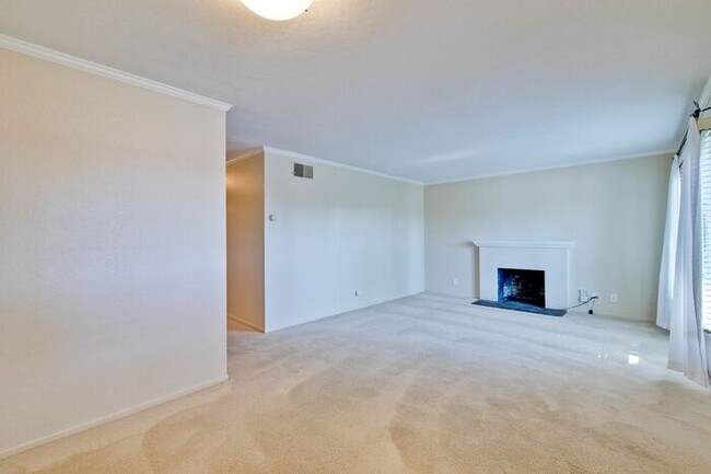 Building Photo - 731 Santa Paula Ave