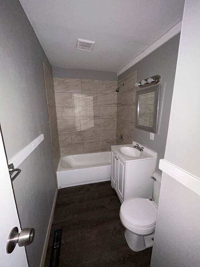 Building Photo - 3 bed 1 Bath Huge backyard Section 8 avail...