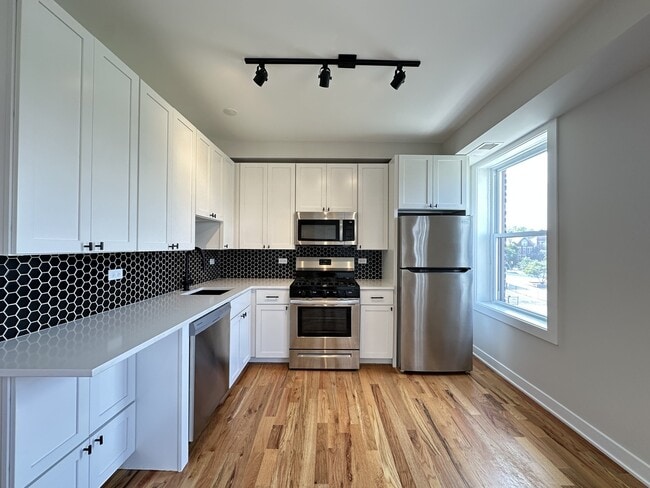 Building Photo - 643 W Wrightwood Ave