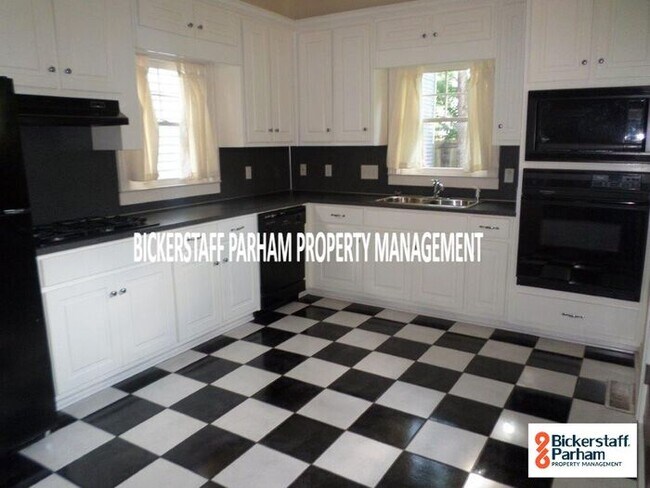 Building Photo - Live in The Historic District!