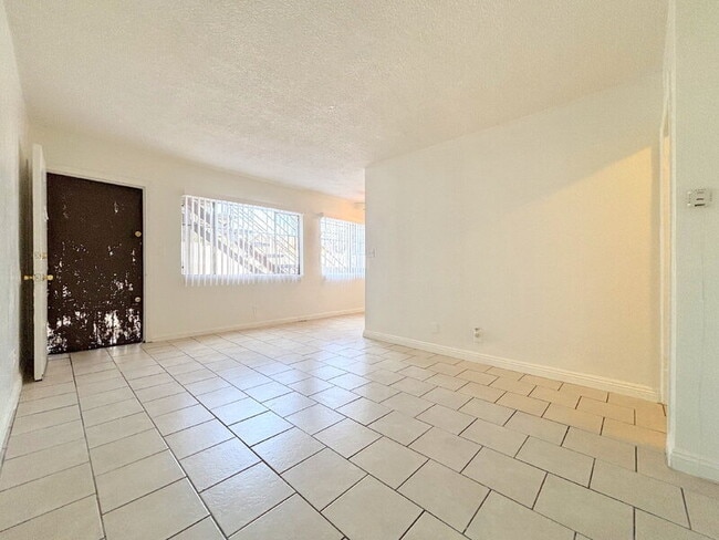 Building Photo - 1017 W 95th St