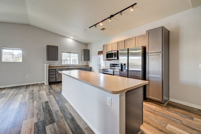 Foto del edificio - Beautiful Stonegate condo with HUGE garage