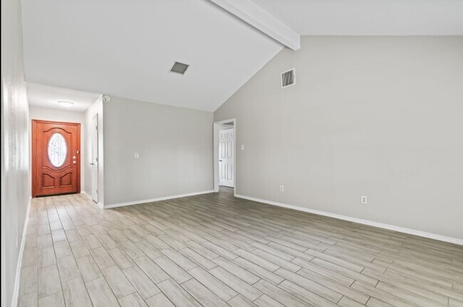 Foto del edificio - 6811 Feather Creek Dr