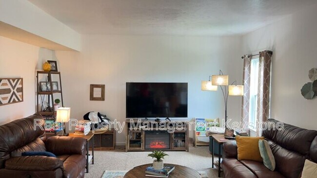 Foto del edificio - 241 Long Ridge Dr